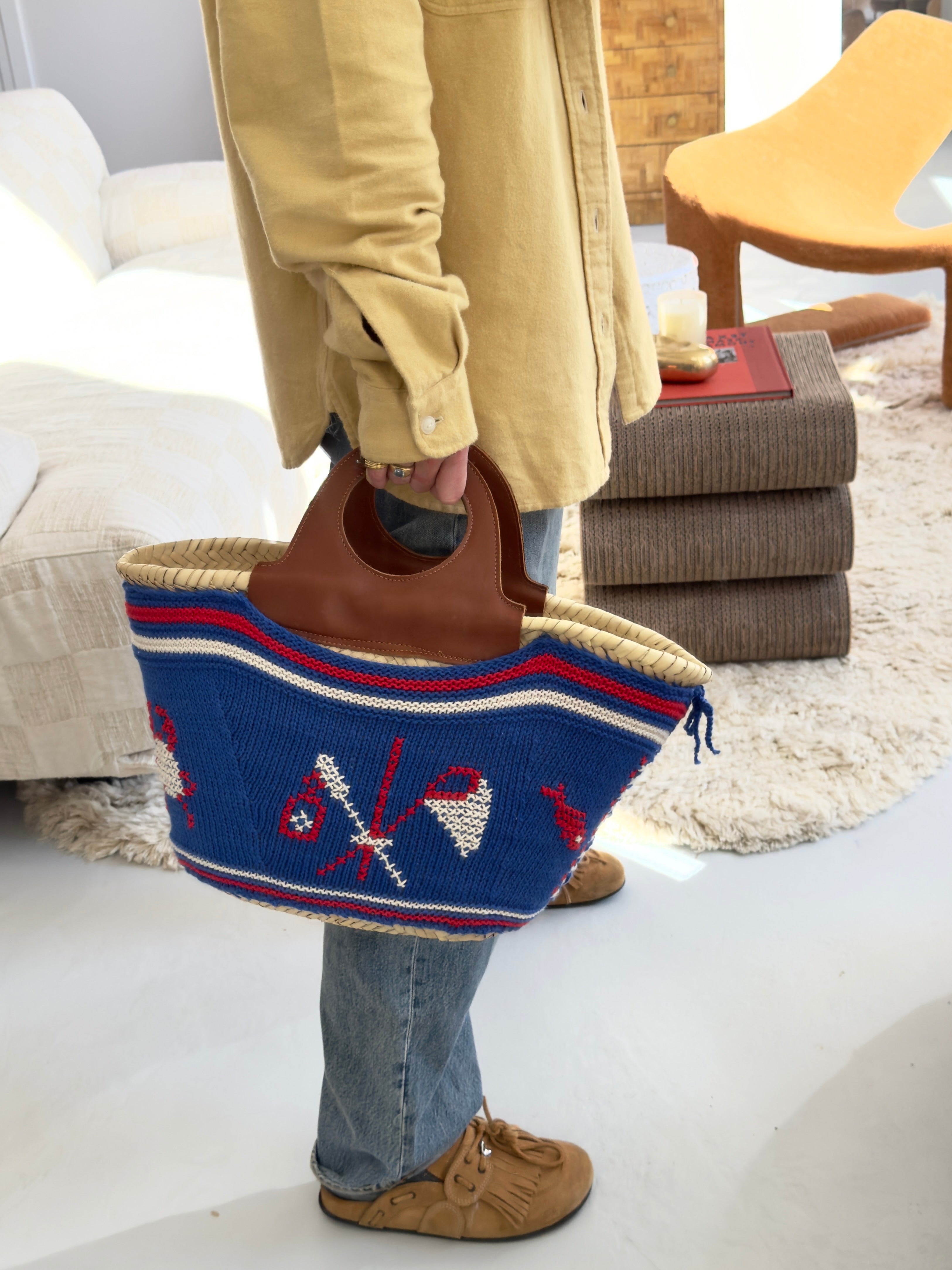 Entrudo Póvoa - embroidered basket in electric blue