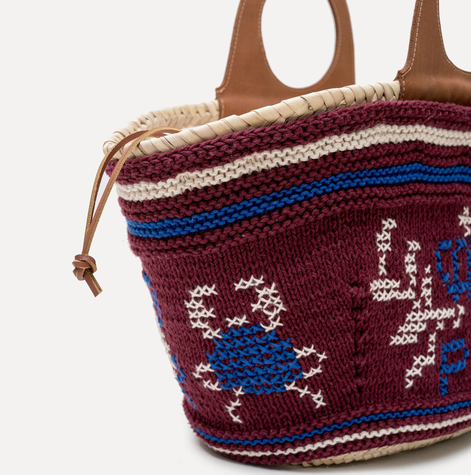 Entrudo Póvoa - embroidered basket in burgundy